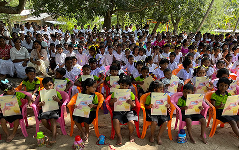 スリランカに夢プロデュースノートを100冊寄贈しました。